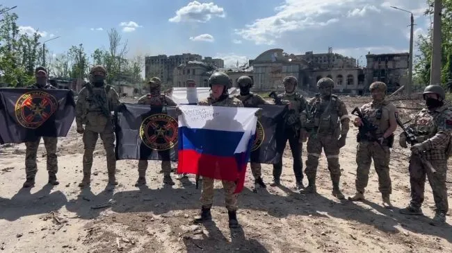 RF set up a flag at the place where Zelenskyy did a selfie in Avdiivka