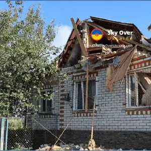Russia strikes houses near Kharkiv: there are victims, photos of destruction